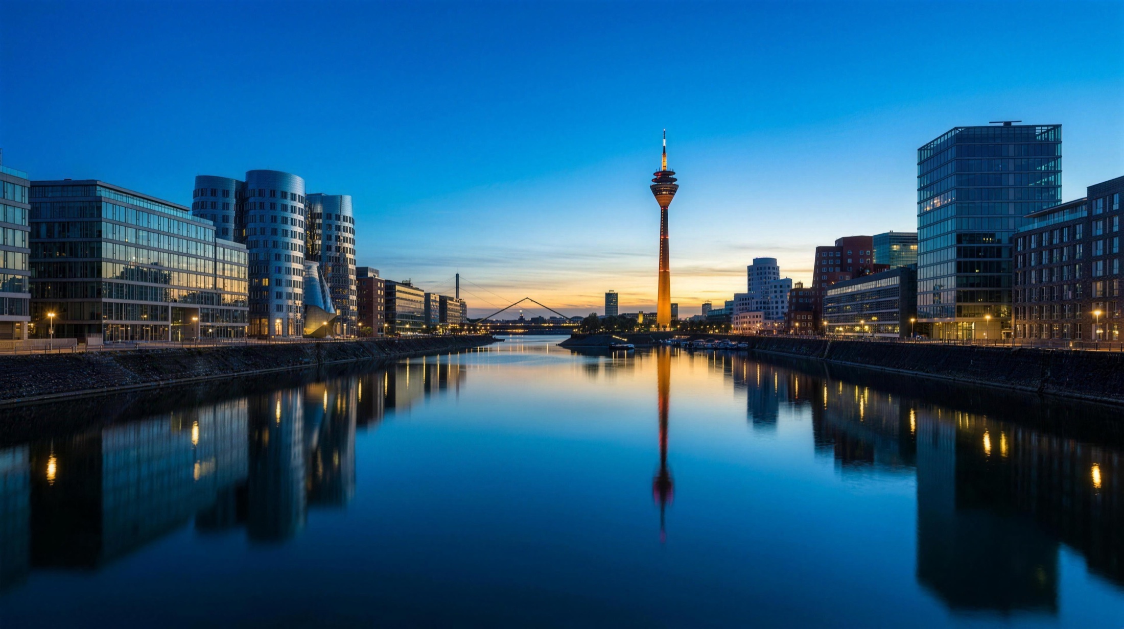Düsseldorfer Medienhafen am Rhein